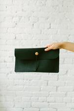 envelope clutch in noir