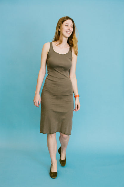 maggie is wearing the alabama chanin rib dress with the loq villa pumps | a basic shop